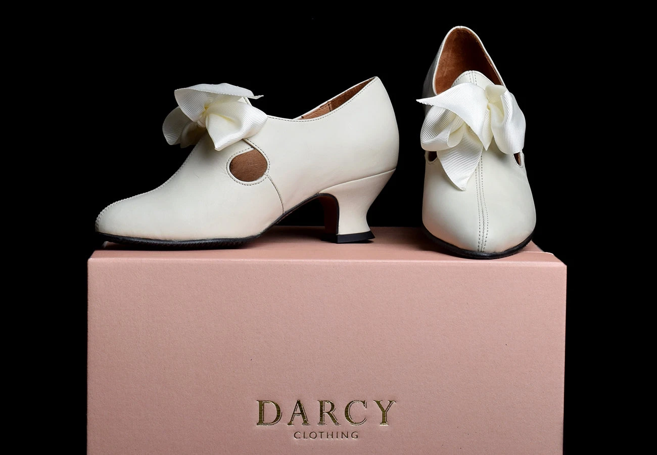 Eighteenth Century Ladies Tongue And Tie Stone Coloured Leather Shoes (SP1801) 2 Eighteenth Century Ladies Tongue And Tie Stone Coloured Leather Shoes (SP1801) - Image 2