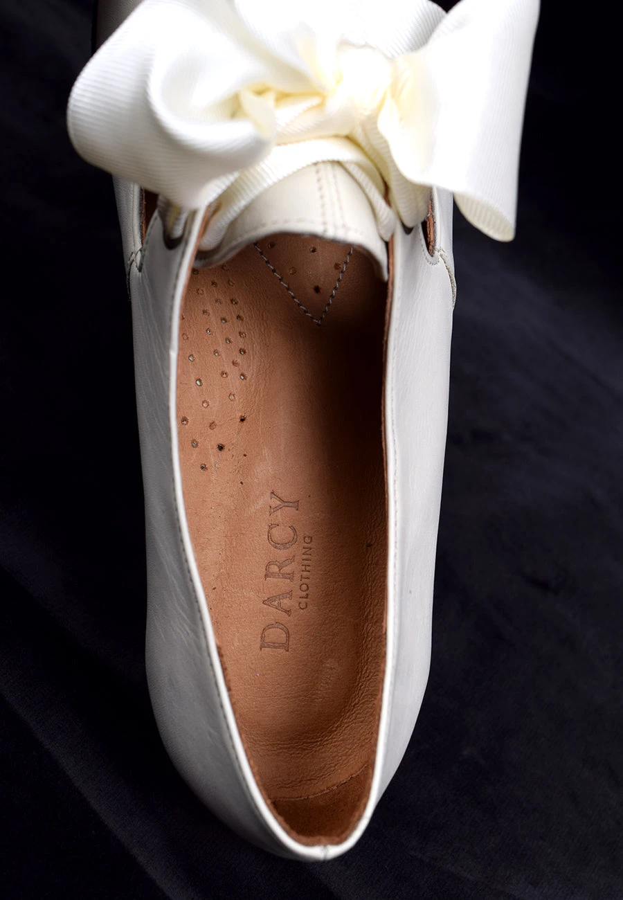 Eighteenth Century Ladies Tongue And Tie Stone Coloured Leather Shoes (SP1801) 5 Eighteenth Century Ladies Tongue And Tie Stone Coloured Leather Shoes (SP1801) - Image 5