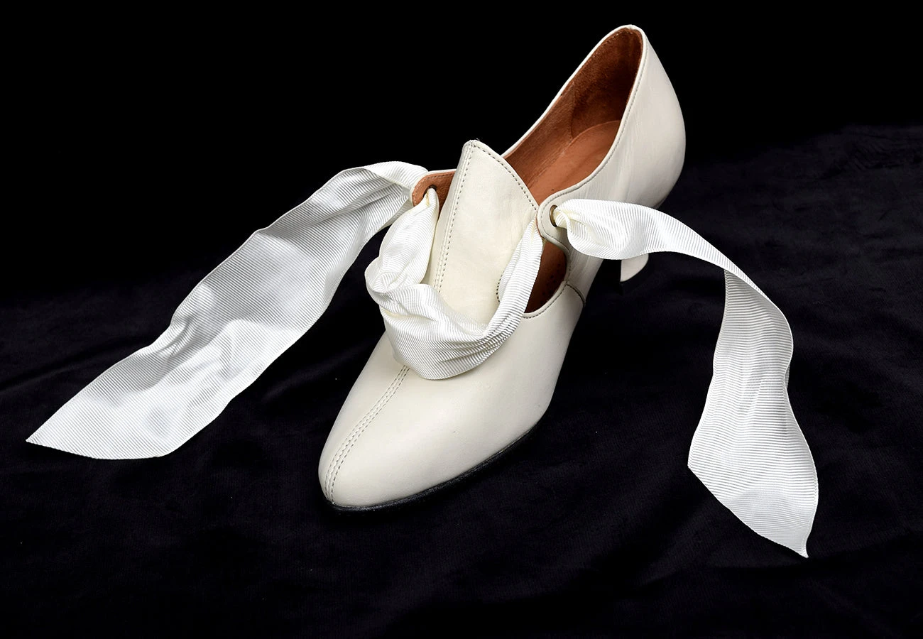 Eighteenth Century Ladies Tongue And Tie Stone Coloured Leather Shoes (SP1801) 9 Eighteenth Century Ladies Tongue And Tie Stone Coloured Leather Shoes (SP1801) - Image 9